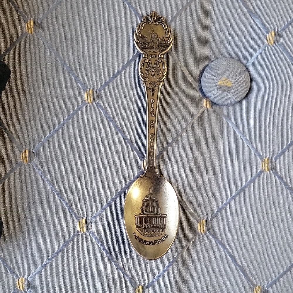 VINTAGE COLLECTIBLE SOUVENIR SPOON WASHINGTON D.C. HERITAGE COLLECTION